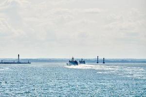 barcos militares en mar azul, guardacostas, patrulleros de apoyo de rescate para la defensa, armada rusa foto
