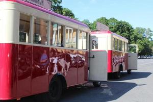 autobús turístico en la calle. city tour sankt petersburg es un nuevo servicio oficial de autobús turístico que muestra la ciudad. foto