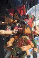 marionetas de pinocho a la venta en un mercado callejero. antecedentes foto
