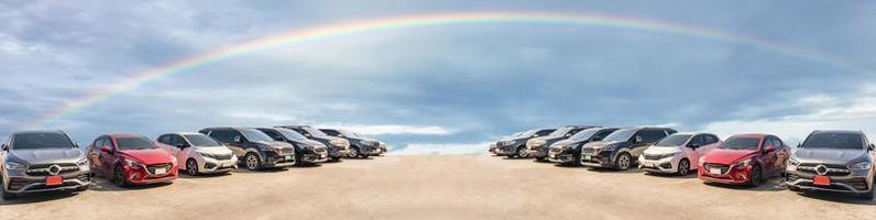 lote de autos usados para ventas en stock con cielo y nubes foto