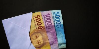 rupia indonesia en sobre blanco foto