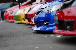 vista lateral de un auto deportivo japonés, que muestra el parachoques del auto. foto