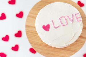 pastel bento con la inscripción amor y corazones. un pequeño pastel coreano para una persona. un lindo regalo de postre para un ser querido para cualquier día festivo. Día de San Valentín. foto