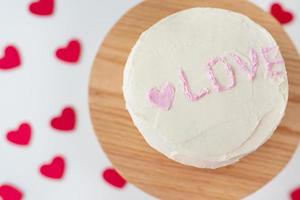 pastel bento con la inscripción amor y corazones. un pequeño pastel coreano para una persona. un lindo regalo de postre para un ser querido para cualquier día festivo. Día de San Valentín. foto