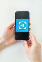 rivne, ucrania - 13 de diciembre de 2022 icono de la aplicación móvil telegram en la macro de la pantalla del teléfono inteligente iphone. Telegram es un mensajero multiplataforma. foto