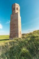 plombe toren. una antigua torre del siglo XIV, en la plaza holandesa burgh-haamstede. zelanda, los países bajos. foto