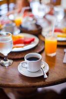 delicioso café sabroso y jugo fresco para el desayuno en la cafetería al aire libre foto