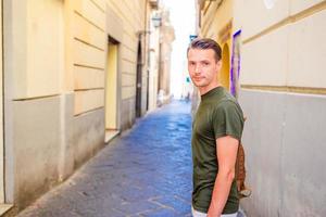 hombre turista al aire libre en el pueblo italiano de vacaciones foto