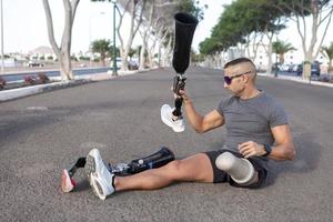 corredor masculino cambiando prótesis de pierna antes de entrenar