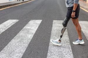 atleta masculino discapacitado cruzando la carretera