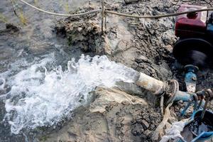 riego de campos de arroz utilizando pozos de bombeo con la técnica de bombear agua desde el suelo para fluir hacia los campos de arroz. la estación de bombeo donde se bombea agua de un canal de riego. foto