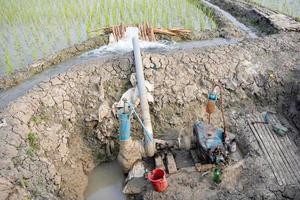 riego de campos de arroz utilizando pozos de bombeo con la técnica de bombear agua desde el suelo para fluir hacia los campos de arroz. la estación de bombeo donde se bombea agua de un canal de riego. foto