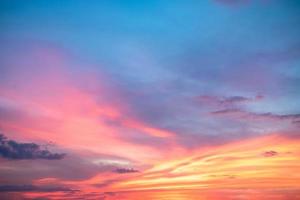 hermosas nubes de color naranja degradado y ranibow y luz solar en el cielo azul perfecto para el fondo, tomar en everning, crepúsculo foto