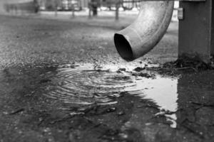 una canaleta de lluvia con charco foto