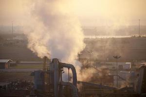 humo industrial de la ciudad de tampa al amanecer foto