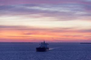 barco industrial de la bahía de hillsborough de tampa al amanecer foto