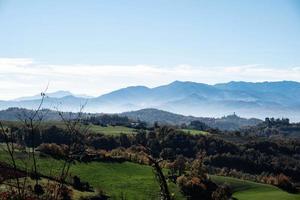 paisajes otoñales del langhe piamontés con sus colores y colinas cerca de alba, en la provincia de cuneo foto