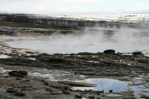 el área geotérmica de geysir en el valle de haukadalur foto