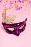 mascarilla festiva para la celebración del carnaval o la mascarada con fondo de color foto