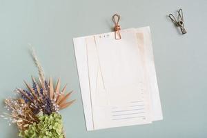 cuaderno de papel de hoja en blanco en la vista superior de fondo de color. endecha plana foto