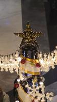 parte superior de la estrella de la decoración del árbol de navidad y la luz en el centro comercial. foto