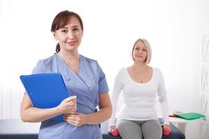 paciente y doctora tienen consulta en el hospital foto