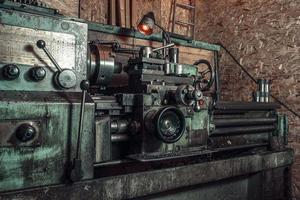 torno de metal antiguo en el taller, metalurgia, máquinas herramientas foto