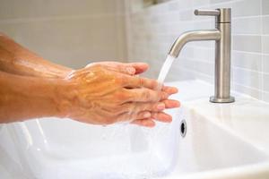 lávese las manos y frote con jabón durante al menos 20 segundos para prevenir el virus corona o covid-19. detener la propagación del virus de la corona y para una buena higiene.