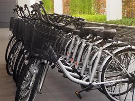 muchas bicicletas están dispuestas en una fila. en alquiler concepto de transporte sin contaminación. foto