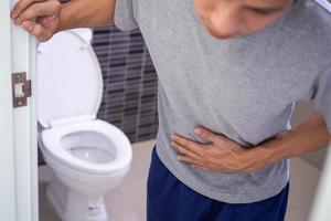 los hombres tienen contracciones y dolor de estómago. concepto de diarrea foto