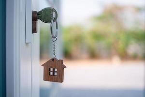 el casero abrió la puerta con una llave pendiente. ideas de venta de casas, hipoteca de casa foto