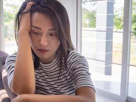 las mujeres asiáticas se sienten decepcionadas y tristes. foto