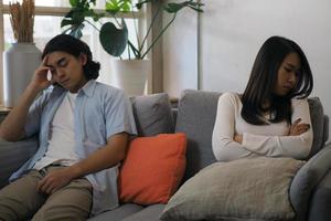 la mujer estaba triste, no feliz en la vida después del matrimonio. después de discutir con un marido egoísta. foto