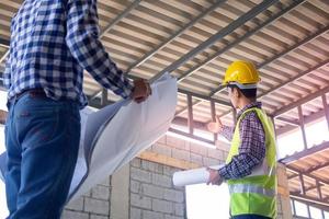 los inspectores verifican la integridad de la construcción de la casa. discuta métodos y resuelva problemas de estructuras de edificios con contratistas o ingenieros. foto