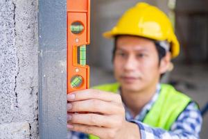 los inspectores están midiendo el nivel del marco de la puerta. para cumplir con los estándares de inspecciones de bienes raíces o inspecciones de viviendas antes de entregar una vivienda a los clientes. foto