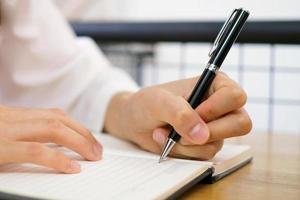 The woman's hand is written using the left hand. photo