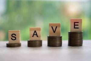ahorrar dinero. las monedas están dispuestas en orden de ahorro. para mostrar el concepto de crecimiento empresarial y riqueza foto