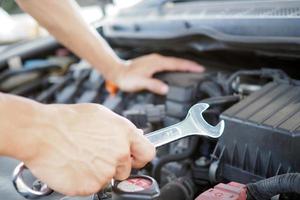 el reparador de automóviles está trabajando para arreglar el motor. servicio de reparación rápido foto