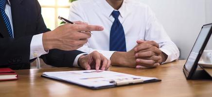 los consultores están analizando y discutiendo la situación económica actual. asesorarse financieramente e invertir en acciones de bancos o empresas que estén en la bolsa de valores. foto