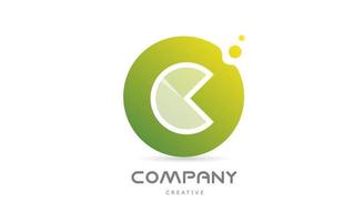 Puntos verdes c icono del logotipo de la letra del alfabeto con transparencia blanca. plantilla creativa para negocios vector