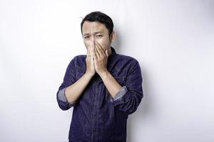 un retrato de un hombre asiático con un pantalones azul aislado de fondo blanco parece deprimido foto