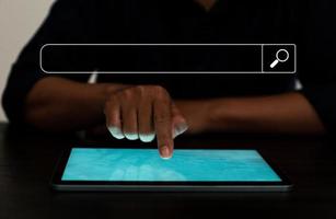 optimización de motores de búsqueda seo, tecnología de búsqueda de datos. manos de negocios escribiendo en el teclado de la tableta digital para buscar la información a través del navegador web de Internet. navegar por la interfaz de redes sociales. foto