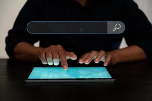 optimización de motores de búsqueda seo, tecnología de búsqueda de datos. manos de negocios escribiendo en el teclado de la tableta digital para buscar la información a través del navegador web de Internet. navegar por la interfaz de redes sociales. foto
