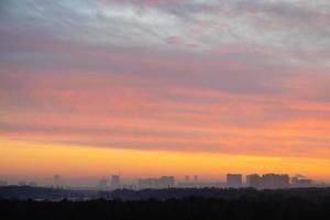 cielo colorido del amanecer sobre el parque de la ciudad al amanecer frío foto