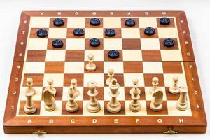 tablero de ajedrez con primeros movimientos de ajedrez y damas foto