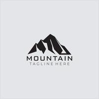 diseño del logotipo de la cumbre del pico de la montaña. aventura de senderismo al aire libre vector
