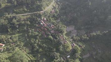 aereo Visualizza di tradizionale villaggio nel il mezzo di foresta nel Indonesia video