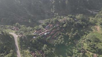 aereo Visualizza di tradizionale villaggio nel il mezzo di foresta nel Indonesia video