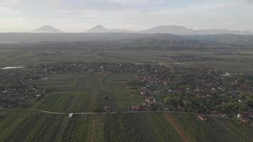 Luftberg in Indonesien in der Nähe des Dorfes mit Sonnenaufgang im Hintergrund video