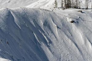 tobogán de nieve de avalancha en las montañas dolomitas foto